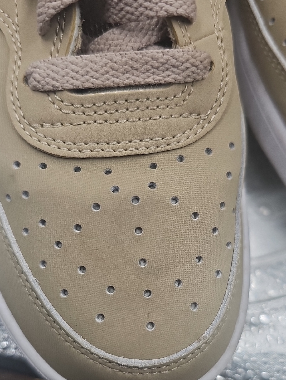 O  Mens Nike Tan And White Shoe - Picture 2 of 8